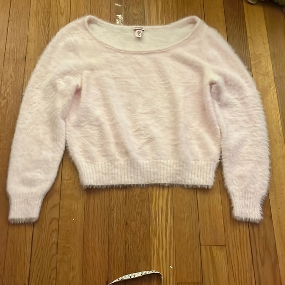 Victoria's Secret Sweaters - 𝅺VICTORIA’S Secret • EEUC oversized shaggy faux fur cropped sweater • size S